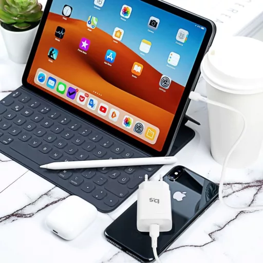Blue Star hálózati töltő USB-C QC4.0 PD 3A 18W + USB-C – Lightning kábel TFK-TC-1099C fehér